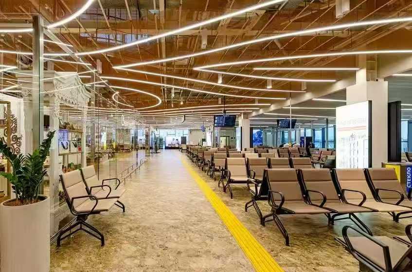 Boarding waiting area with curved LED linear lights