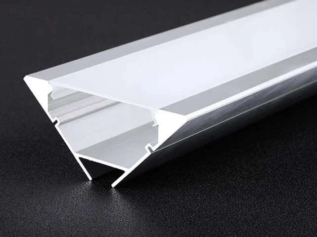 Retail display corner LED profile